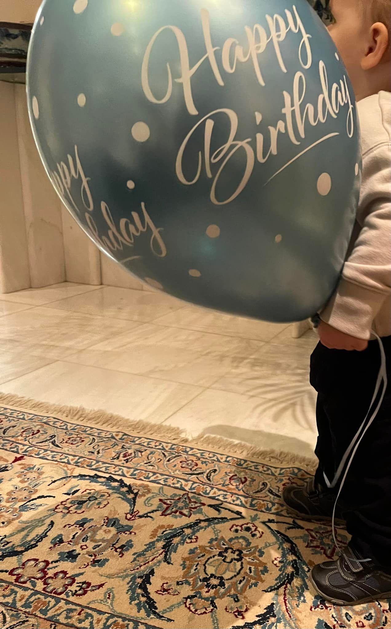 Aναστασία Παπαδοπούλου: “Λιώσαμε” με τον ενός έτους γιο της να κρατάει  μπαλόνι για τα γενέθλια της! | Ι LOVE STYLE