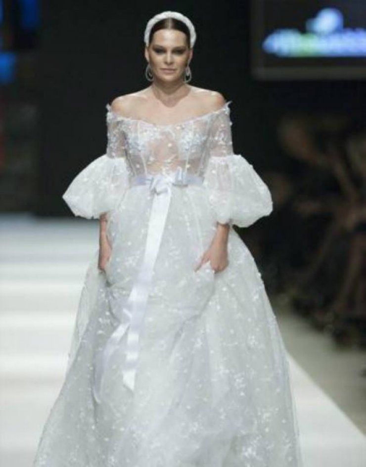Απίστευτο κι όμως αληθινό! Η Υβόννη Μπόσνιακ σχεδίασε 12 νυφικά για τον  γάμο της! [βίντεο] | Ι LOVE STYLE