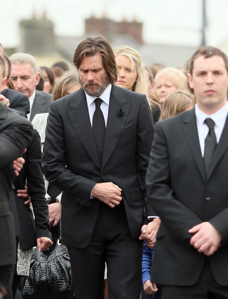 Jim Carrey: Μεταφέρει το φέρετρο στην κηδεία της πρώην αγαπημένης του! | Ι  LOVE STYLE
