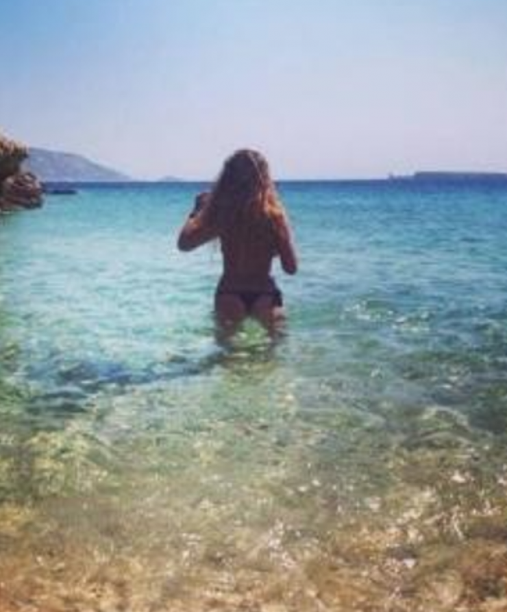 Επώνυμη Κύπρια κάνει topless στην παραλία φορώντας στρινγκ! | Ι LOVE STYLE