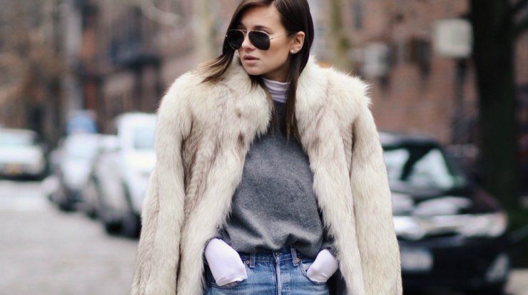 Η μπεζ γούνα συνδυάζεται ιδανικά με το jeans σου σε ζεστά χειμερινά σύνολα!  | Ι LOVE STYLE