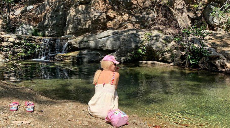 Ελένη Μενεγάκη: Ποζάρει με μαγιό στην Άνδρο με φόντο τα καταγάλανα νερά  [εικόνα] | Ι LOVE STYLE