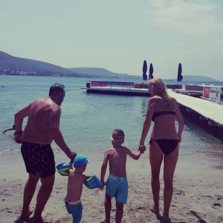 Ζευγάρι της ελληνικής showbiz έφτασε στα πρόθυρα χωρισμού με το πρόβλημα  υγείας του γιου τους | Ι LOVE STYLE