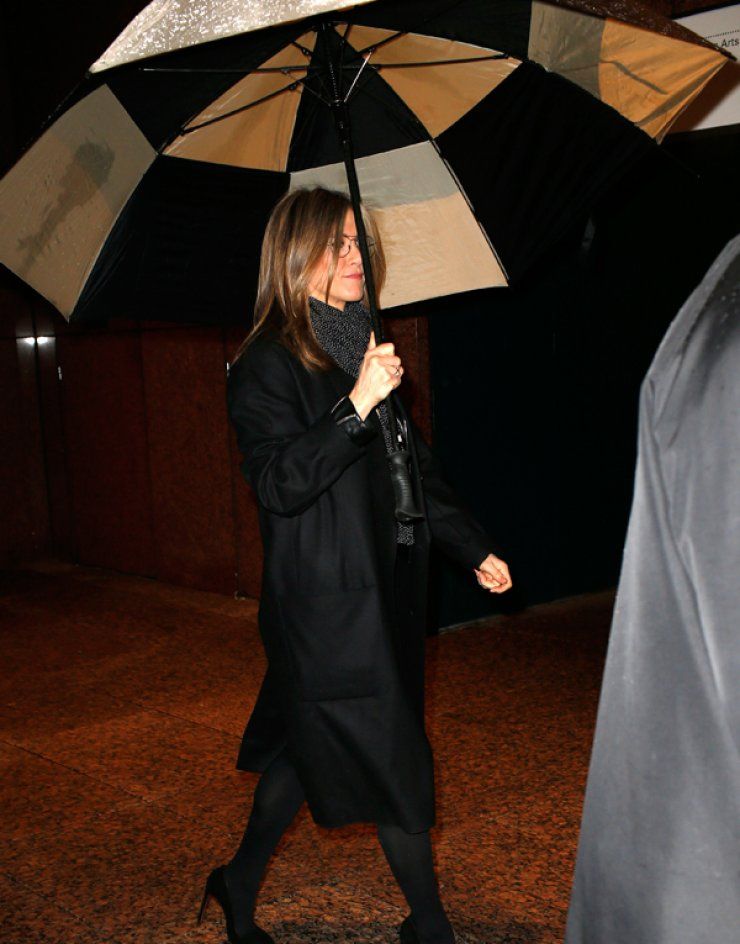 Jennifer Aniston: Μέσα στη βροχή για χάρη της πρεμιέρας της [εικόνες] | Ι  LOVE STYLE
