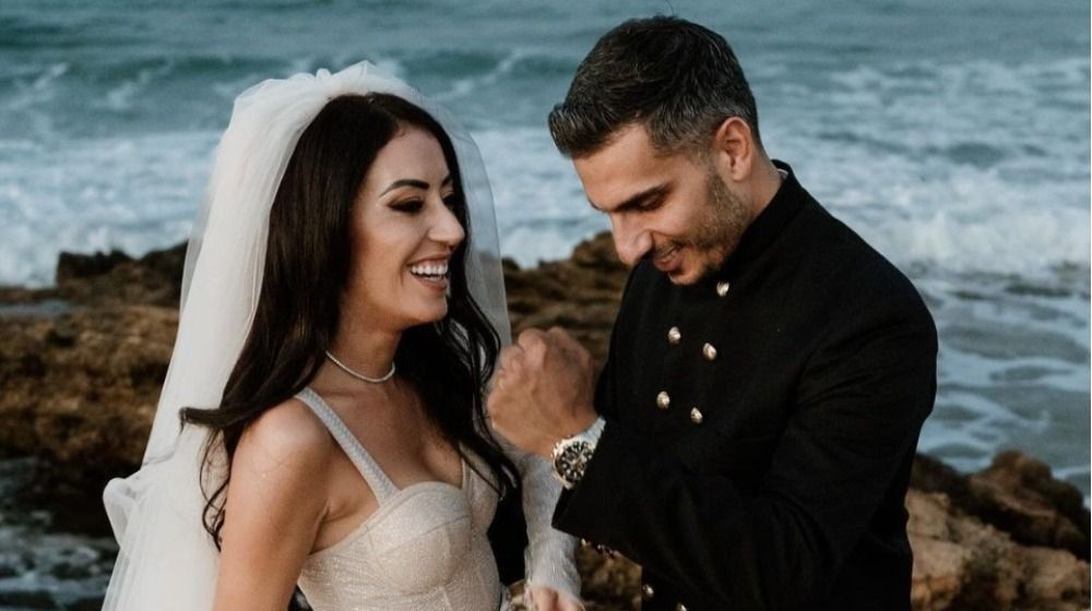Άλκης Χρήστου: Mια εβδομάδα μετά τον γάμο τους και η σύζυγός του φόρεσε  ξανά το νυφικό της [βίντεο] | Ι LOVE STYLE